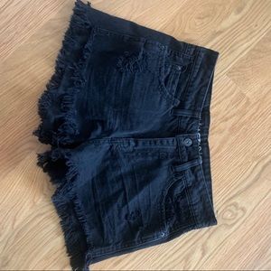 DISTRESSED BLACK JEAN SHORTS!